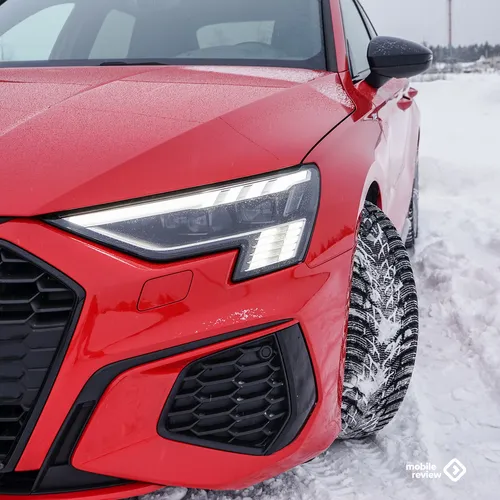 Ауди А6 Обои на телефон красный автомобиль, припаркованный в снегу