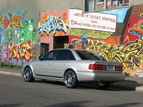 Ауди А6 Обои на телефон серебристый автомобиль, припаркованный перед стеной с граффити