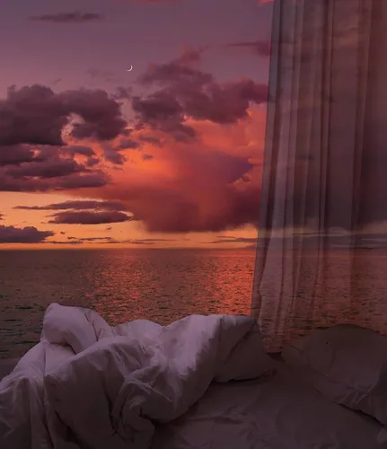 Эстетика Фото кровать с одеялом и закат на заднем плане