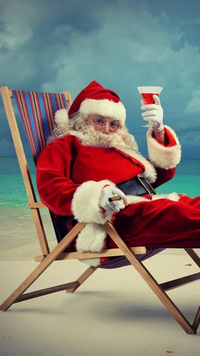 Дед Мороз Обои на телефон человек в костюме санты, сидящий в кресле с белым чучелом