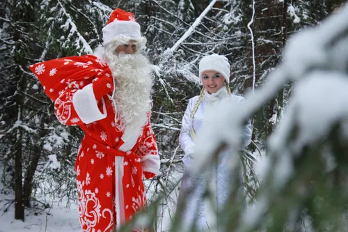 Найоми Смарт, Дед Мороз Обои на телефон женщина и мужчина в костюмах санты на снегу
