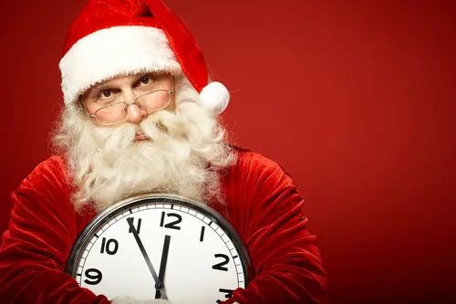 Дед Мороз Обои на телефон человек в костюме санты держит часы
