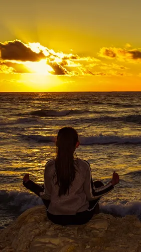 Йога Обои на телефон человек, сидящий на пляже и смотрящий на закат