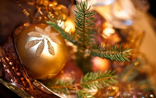 Крутые Новогодние Обои на телефон золотой шар на дереве