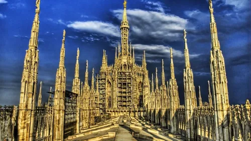 Милан Обои на телефон большое здание с башнями на фоне Миланского собора