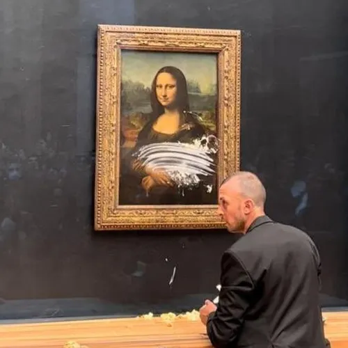 Мона Лиза Обои на телефон мужчина смотрит на картину