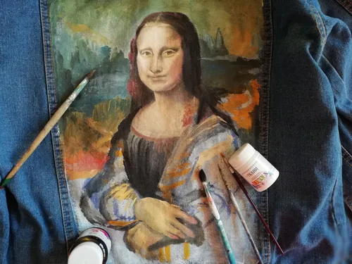 Мона Лиза Обои на телефон картина человека, держащего бутылку