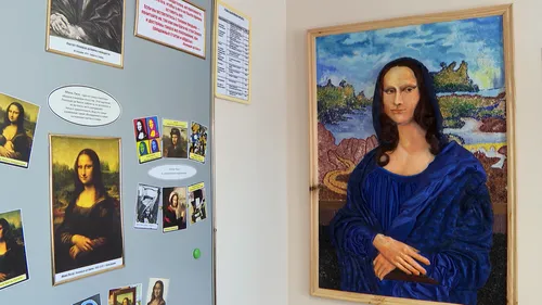 Мона Лиза Обои на телефон человек, стоящий рядом со стеной с картинками