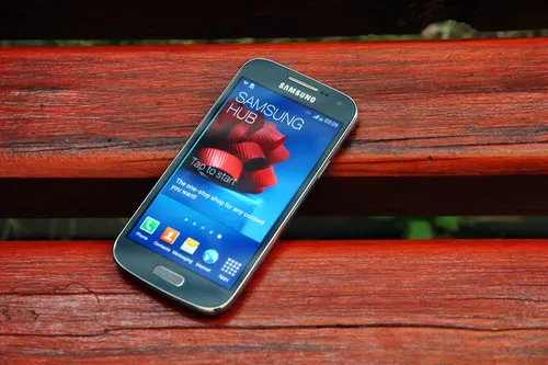 Samsung Galaxy S4 Mini Обои на телефон мобильный телефон на столе