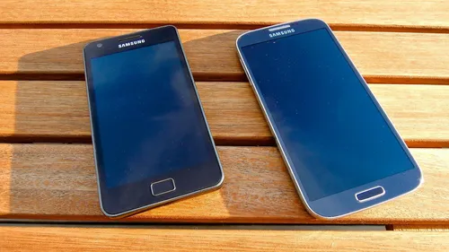 Samsung Galaxy S4 Mini Обои на телефон пара сотовых телефонов на столе