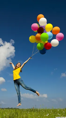 Samsung Galaxy S4 Mini Обои на телефон человек прыгает с воздушными шарами