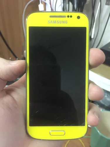Samsung Galaxy S4 Mini Обои на телефон человек, держащий желтый телефон
