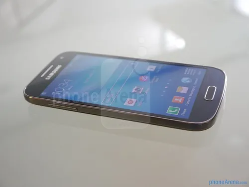 Samsung Galaxy S4 Mini Обои на телефон смартфон на белой поверхности