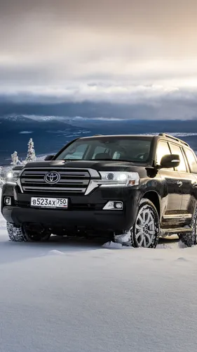 Toyota Land Cruiser 200 Обои на телефон черный автомобиль, припаркованный на заснеженной дороге