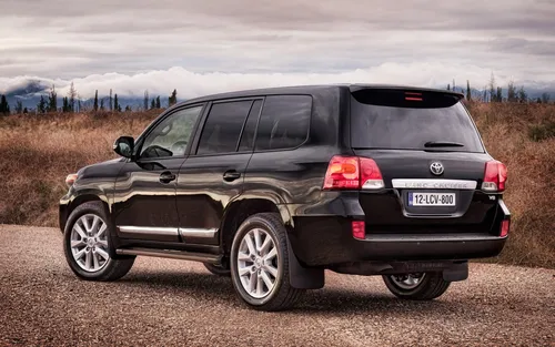 Toyota Land Cruiser 200 Обои на телефон черный автомобиль, припаркованный на грунтовой дороге