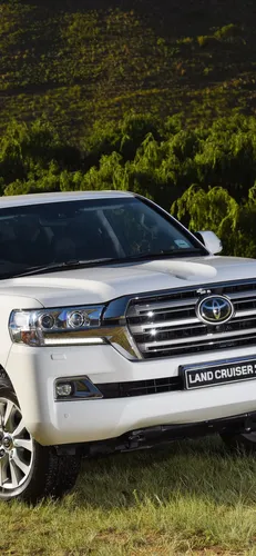 Toyota Land Cruiser 200 Обои на телефон белый автомобиль, припаркованный в травянистой местности