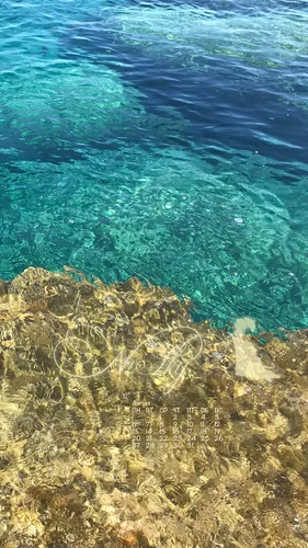 Август Обои на телефон скалистый пляж с голубой водой