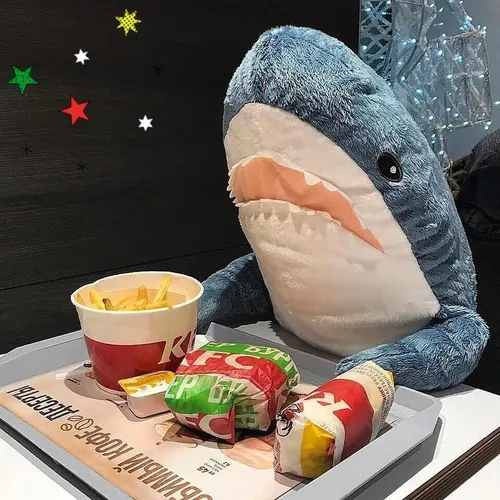 Акула Из Икеи Обои на телефон мягкая игрушка рядом с подносом с едой