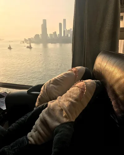 Акула Из Икеи Обои на телефон человек, сидящий в кресле, смотрящий в окно на водоем и город