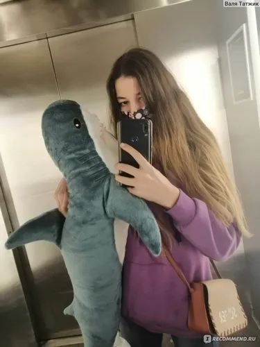 Акула Из Икеи Обои на телефон человек, делающий селфи с чучелом животного