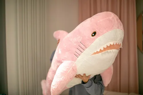 Акула Из Икеи Обои на телефон розовая рыбка в руке