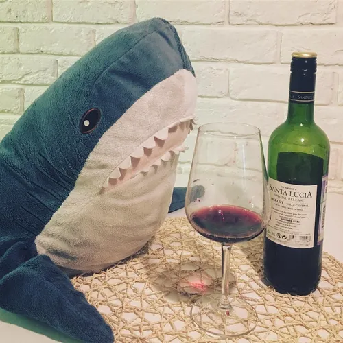 Акула Из Икеи Обои на телефон человек в шляпе с бокалом вина