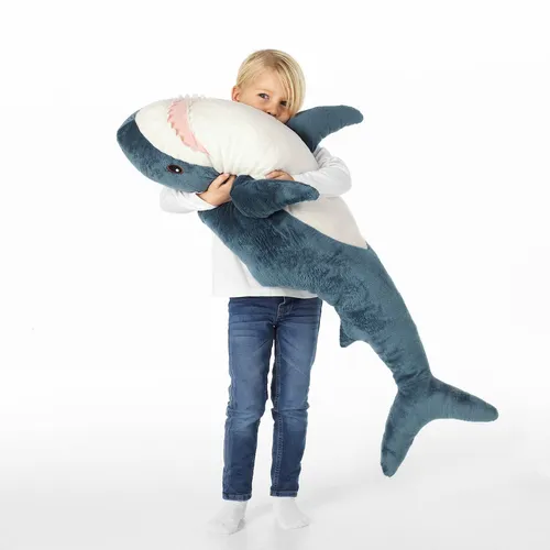 Акула Из Икеи Обои на телефон мальчик держит акулу