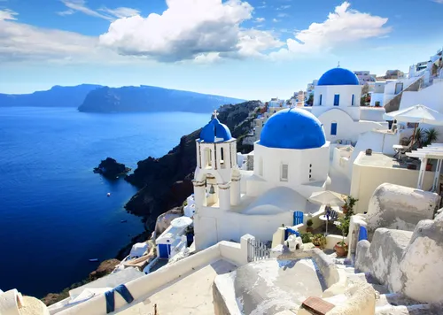 Греция Обои на телефон белое здание на скале над водой на фоне Санторини