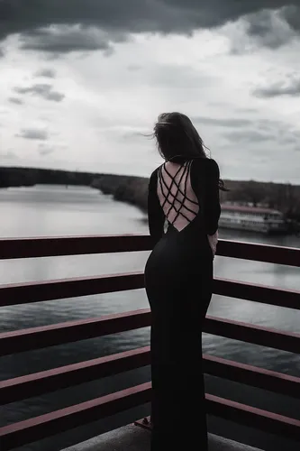 Женская Фигура Обои на телефон женщина, стоящая на мосту