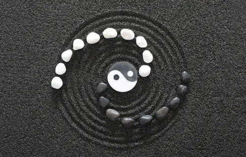 Инь Янь Обои на телефон черно-белая фотография черного круга с белыми точками и черного круга с белым