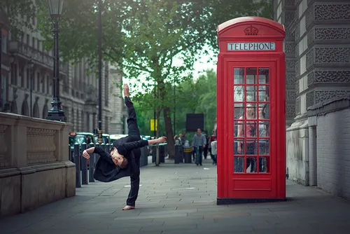 Лондон Обои на телефон человек, стоящий на руках на тротуаре рядом с красной телефонной будкой