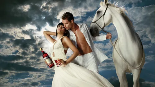 Любовь Страсть Обои на телефон мужчина и женщина в свадебном наряде целуются на белом коне