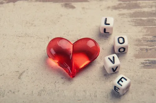 Любовь Страсть Обои на телефон предмет в форме красного сердца, окруженный белыми кубиками