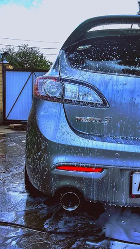 Мазда Обои на телефон синий автомобиль на мокрой дороге