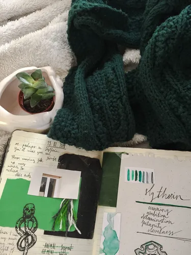 Слизерин Обои на телефон зеленая вязаная шапка с зеленым листом и белой миской зеленой жидкости