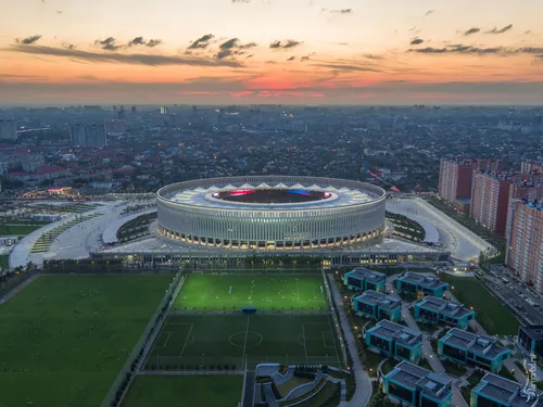 Фк Краснодар Обои на телефон стадион с полем и дорогой и здания с закатом