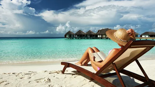 Мальдивы Фото человек, сидящий на скамейке на пляже