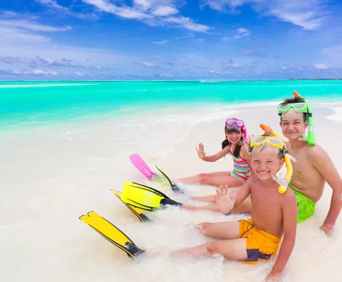 Мальдивы Фото группа детей в купальниках на пляже