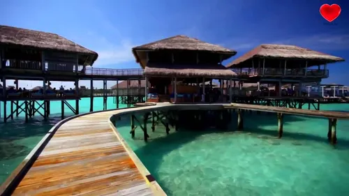 Мальдивы Фото бассейн с причалом и док-станция с красным фрисби