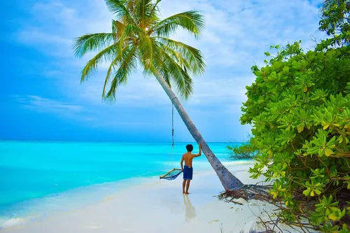 Мальдивы Фото мальчик на пляже