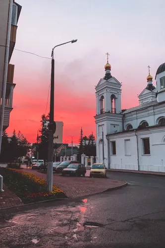 Церковные Обои на телефон улица с припаркованными сбоку автомобилями и здание с башней