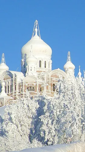 Церковные Обои на телефон большое белое здание с куполом и деревьями перед ним
