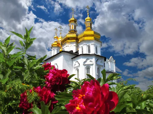 Церковные Обои на телефон белое здание с золотой крышей и красными цветами перед ним