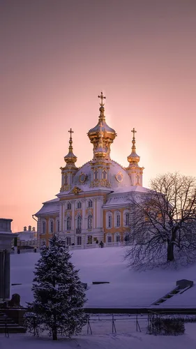 Церковные Обои на телефон здание с золотой крышей и золотым крестом на вершине