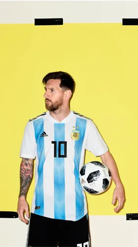 Чм 2018 Обои на телефон мужчина держит футбольный мяч