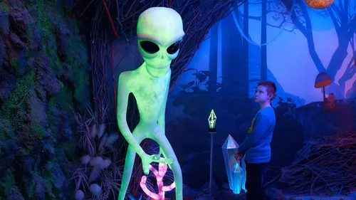 С Инопланетянами Обои на телефон человек, стоящий рядом с зеленой статуей инопланетянина