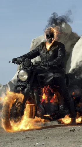 Призрачный Гонщик Обои на телефон мужчина в черном костюме едет на мотоцикле с большим взрывом позади него