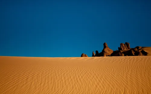 Пустыня Обои на телефон группа людей, идущих по песчаной дюне