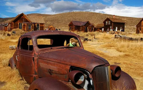 Старые Обои на телефон старый проржавевший автомобиль в поле с домами на заднем плане