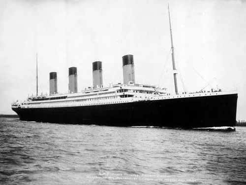 Титаник Обои на телефон большой корабль на воде с RMS Queen Mary на заднем плане
